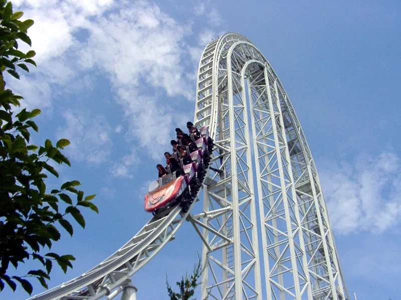 富士急ハイランドご存じ富士急ハイランドは、絶叫マシンや家族向けのアトラクションが豊富なテーマパークです。富士山をバックにスリルと興奮を味わうことができます。