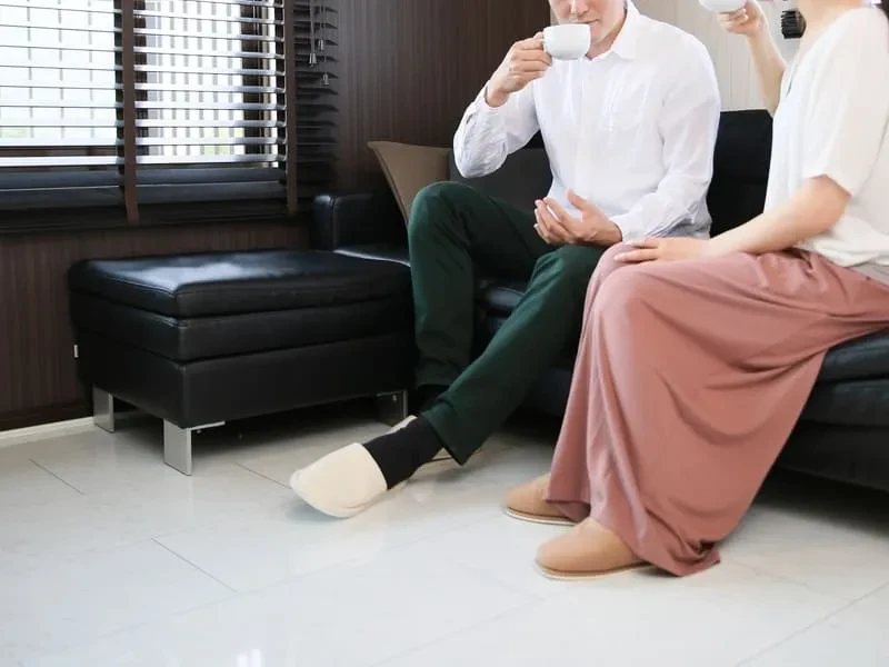 寮は同じ？別々？（行き来できる？）｟同じ寮に住む場合｠
カップルで同じ寮に住むことが可能な求人もあります。同室が提供されるケースや、隣同士の部屋が手配されることも。こうした場合、リラックスした時間を共に過ごしやすい環境が整っています。

｟別々の寮の場合｠
基本は別々の寮となることが多いですが、中には寮同士の行き来ができる場合もあったり、お休みの日には一緒に過ごすことが可能です。事前に求人情報や担当に確認して、行き来が自由な環境かどうかを確認すると良いでしょう。