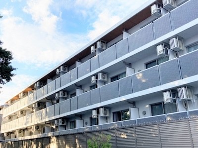 寮や社宅ってどんな感じ？寮費は？基本的に就業先付近で用意されます。徒歩で行けるところもあれば送迎付きなところも。
館内寮であれば職場に寮が併設れている形になります。
寮費は無料です！（一部有料施設もございます）
水道光熱費も無料になります。