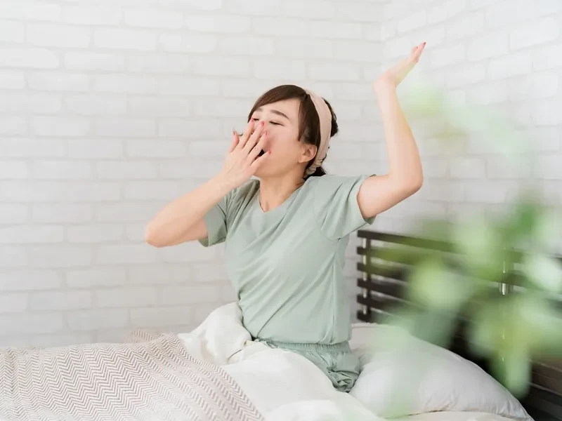 自由時間が増える通勤に使う時間がゼロになることで、1日の中で自由に使える時間がぐんと増えます。

例えば、都会のアルバイトなら片道1時間の通勤が必要だった場合、それだけで往復2時間が失われます。でも「通勤0分」のリゾートバイトなら、その2時間を完全に自分のために使えるんです！