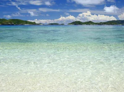 ニシバマビーチ（阿嘉島）ケラマ諸島は美しい島々で知られており、阿嘉島のビーチは静かで美しい環境が広がっています。シュノーケリングや海岸散歩が楽しめます。