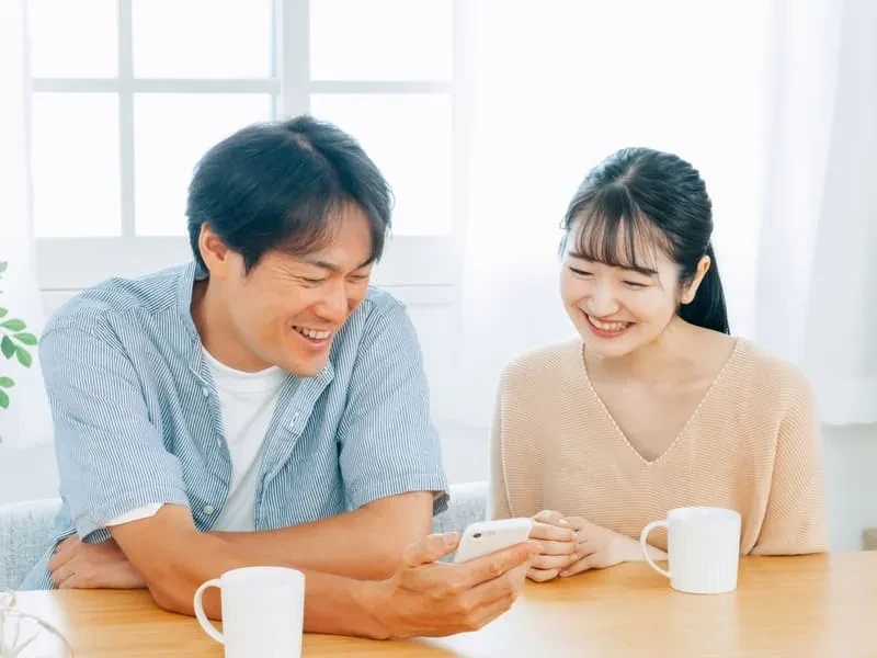 同シフトでできる？（休日は一緒にとれる？）｟同じシフトに入るメリット｠
カップルで同じシフトに入ることで、勤務時間が一致し、休みの日も同じにできる可能性が高くなります。これにより、仕事後や休日を一緒に楽しむことができます。

｟シフト調整の重要性｠
施設に応募する際に希望を出すことはできますが、同じシフトじゃないと勤務しないという条件付きになるので採用率が下がる傾向にありますので注意が必要です。詳しくは担当までご相談ください。