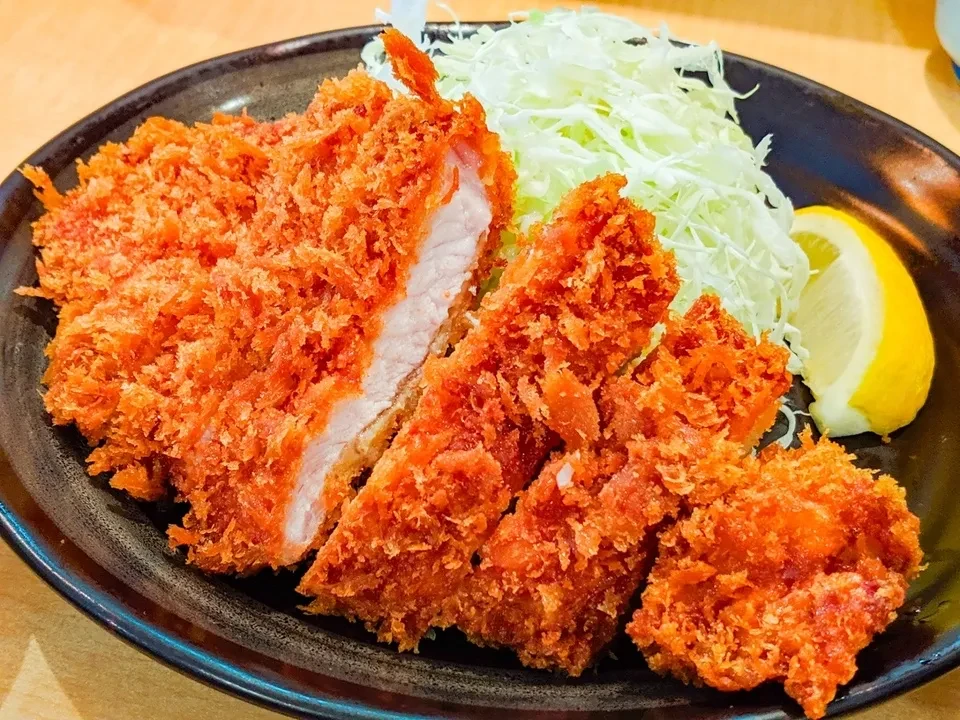 富士桜ポーク富士山の麓で育てられた富士桜ポークは、柔らかくてジューシーな肉質が特徴です。しゃぶしゃぶやとんかつなど、様々な料理でその味わいを楽しめます。