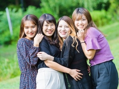 新しい出会いや経験が得られるため職場の同僚や寮の仲間とすぐに解けやすい環境が特徴です。リゾート地で観光やアクティビティを楽しみながら、新たな友人や思い出を作れる機会も豊富です。
