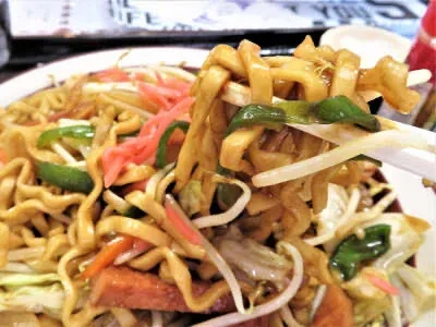 沖縄やきそば沖縄焼きそばは、沖縄そばの麺を使った太い麺と豚の角煮が特徴的です。甘めのソースで炒められ、青ねぎや紅しょうががトッピングされています。