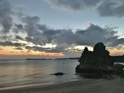 名護市のゴリラチョップゴリラチョップビーチは名護市にある美しいビーチで、透明度の高い海と穏やかな波が特徴です。シュノーケリングやカヌーなどのアクティビティも楽しめます。