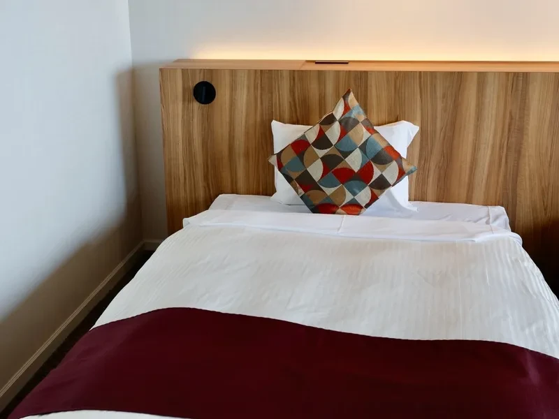 体験談①：ホテル内の客室寮経験ありのスタッフ「私はホテルの客室を寮として利用しているので、エレベーターを降りればそのまま職場です。

最初は慣れるか不安だったんですが、いざ始めてみると通勤がない生活って本当に快適！

朝もゆっくりできるし、仕事が終わった後すぐに部屋に戻って休めるから、疲れが溜まりにくいです。自由時間も増えたので、近隣の温泉や観光地巡りも楽しめています！」