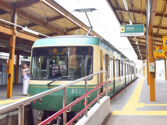 鎌倉・湘南エリア（神奈川県）観光スポット：鶴岡八幡宮、鎌倉大仏、江ノ島
アクティビティ：サーフィン、ビーチヨガ、ローカルフード試食
オススメグルメ：鎌倉手焼きいちご大福や鎌倉野菜を使用したサラダ