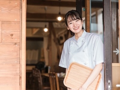 レストランホールスタッフ接客は伴いますが席へのご案内や運ぶのがメインの仕事になるので難しい業務が少ないです。
時にバイキング形式の食事会場であればオーダーを取ることもなく席への案内や片付けの作業になりますので
初日で覚えられるような業務になります。
