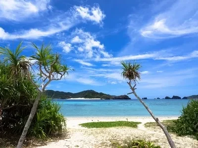 座間味島のザマミビーチザマミ島は座間味諸島に属し、ザマミビーチは美しいサンゴ礁とカラフルな魚で知られています。クリアな海での水中アクティビティが楽しめます。