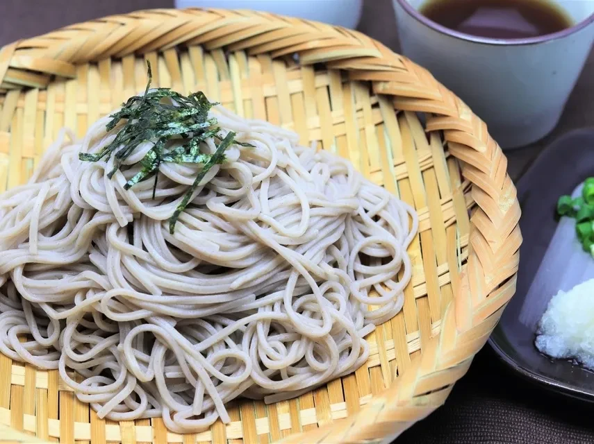 富士山の湧水を使ったそば富士山の清らかな湧水を使って打たれたそばは、風味豊かで滑らかな喉ごしを楽しむことができます。手打ちそばを提供するお店も多いです。