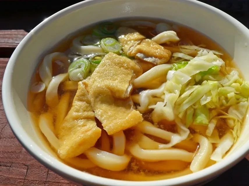 吉田のうどん山梨県特有の太くてコシのあるうどんで、特に富士吉田市で有名です。馬肉や野菜をトッピングした独特の食べ方で提供され、地元民に愛されるグルメの一つです。