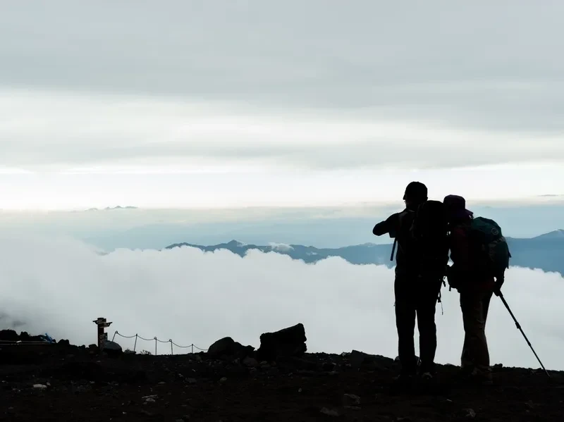 富士山登山世界文化遺産、富士山への登山はいかがですか。7月から9月は登山シーズンで多くの登山者で賑わいます。富士山の様々なルートから自分に合ったものを選んで挑戦できます。