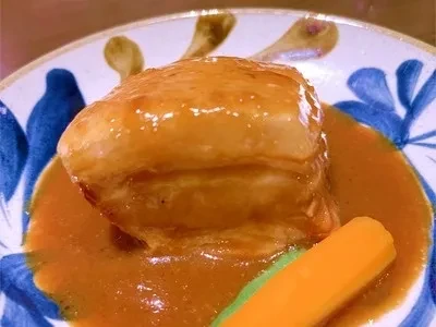 ラフテーラフテーは、豚肉を甘辛い味付けで煮込んだ料理です。醤油やみりん、砂糖などが使われ、しっとりとした食感が特徴です。