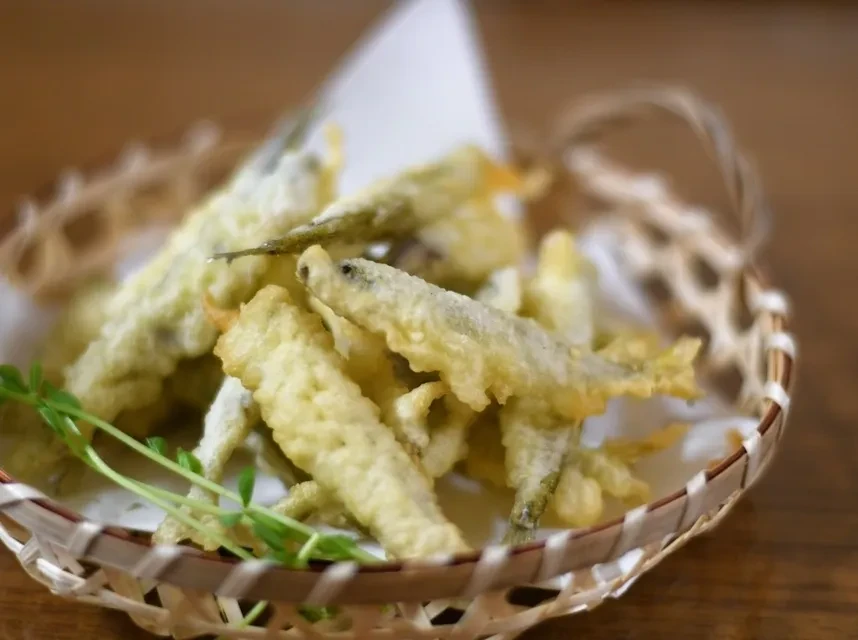 湖魚料理富士五湖では、ワカサギ釣りが楽しめる他、湖で捕れた新鮮なワカサギを使った天ぷらや唐揚げなどの料理が楽しめます。西湖ではウナギも有名です。