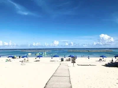 マエサトビーチ白い砂浜が広がり、透明度の高い海が魅力の真栄里海岸。サンゴ礁や色とりどりの魚が観察できるスポットです。