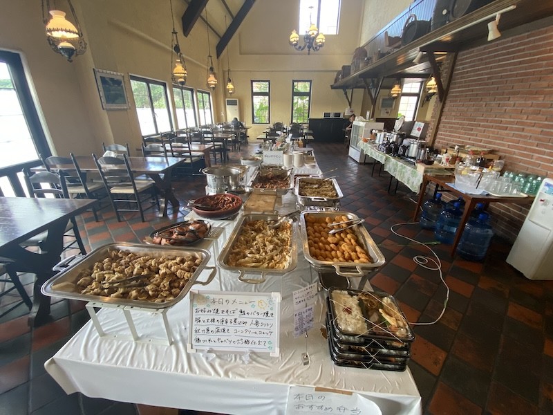 バイキングの食堂社員食堂はバイキング形式となっており、1回利用で300円と格安で沖縄の食事が楽しめます。
お持ち帰りできるお弁当も置いております。