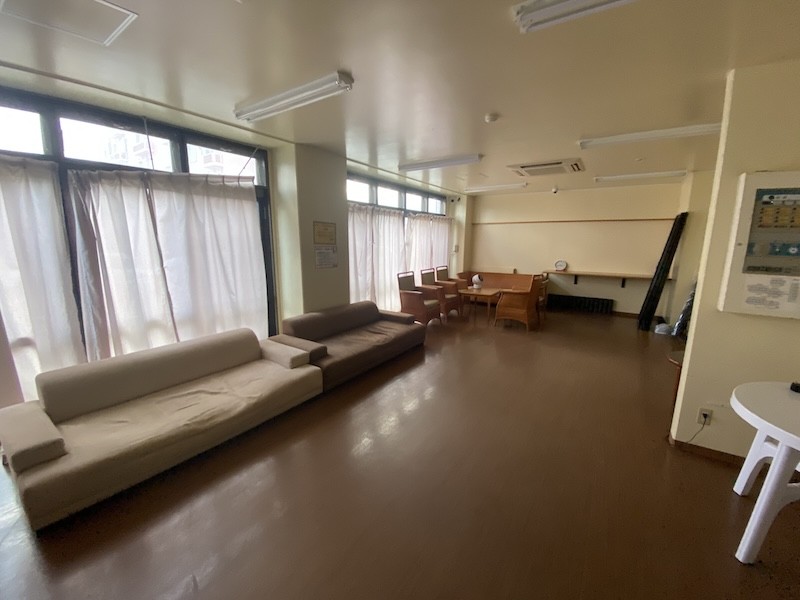 フリースペース共有のフリースペースは自動販売機などがあり
誰でも利用できるので、従業員同士で雑談したりなど便利な場所です。