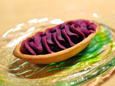 紅芋タルト沖縄産の紅芋（さつまいもの一種）を使用したスイーツとして、紅芋タルトがおすすめです。サクサクのタルト生地と甘さ控えめな紅芋の組み合わせが絶品です。