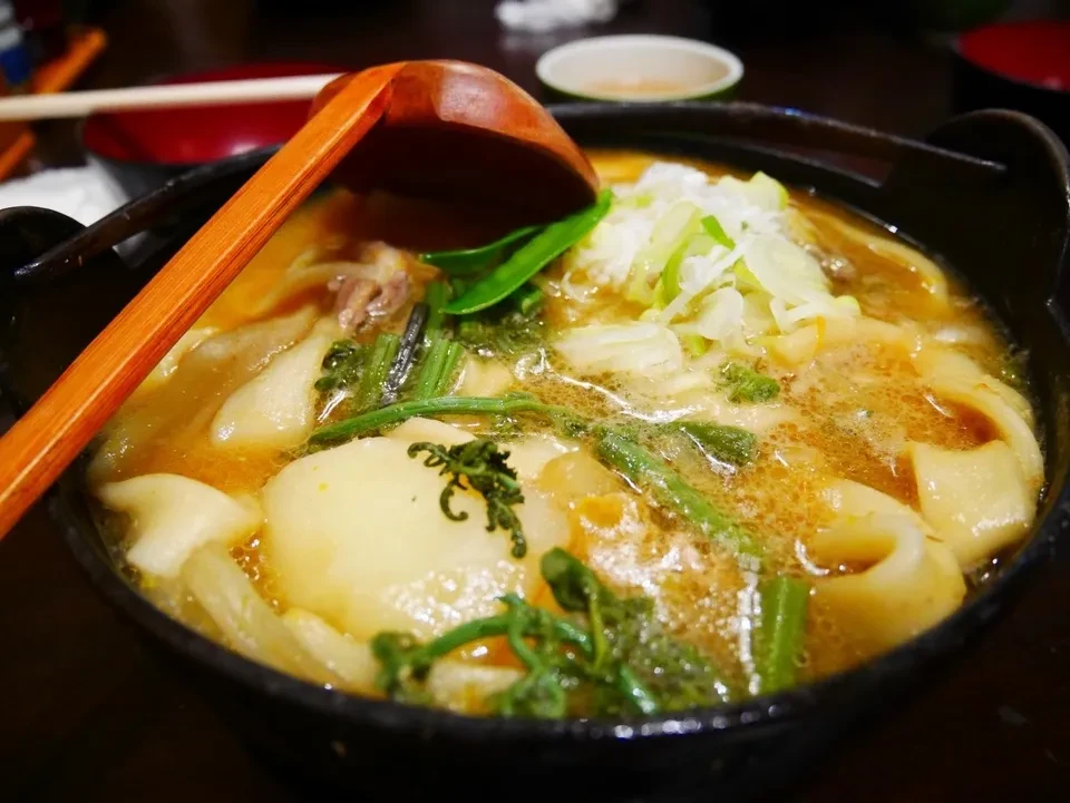 ほうとう山梨県の代表的な郷土料理で、野菜と鶏肉や豚肉、そして特徴的な太いうどんを煮込んだ鍋料理です。