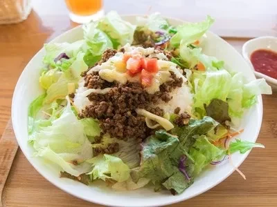 タコライスタコライスは、タコスの具材をご飯の上に盛りつけた料理です。挽肉やトマト、レタス、チーズが組み合わさり、シンプルでありながら満足感のある一品です。