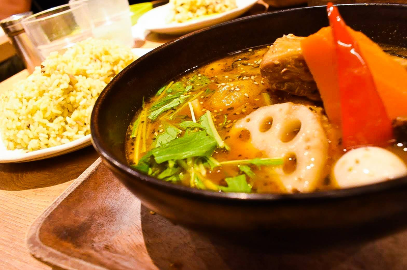 スープカレー（トマム）札幌の超有名店（夏季限定（4月下旬〜11月上旬））が森の中にあるという非日常感が唯一無二。リゾートバイトで働きながら、休日に食べに行けるのも魅力です。