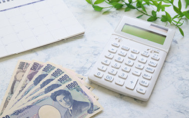 魅力④貯められる！
生活費、遊びにほとんど費用がかからない。
だから結構貯金もできてしまう。　

平均月給200000円（職種により変動あり。前払いOK）