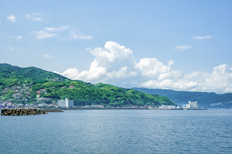 伊東屈指の湯量を誇る伊東温泉の源泉かけ流しを、客室・大浴場・源泉プールで存分に堪能できる、温泉三昧のひとときをお届けするリゾートです。