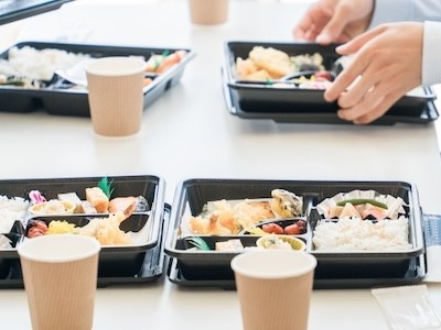 住み込みリゾートバイトの食事は？多くの求人は食事補助が付いています。
食事が提供されるタイプの補助と現金で補助が出るタイプの２種類があります。
補助回数が1日2食のところもあれば3食のところも！
お弁当スタイルやバイキングスタイル、料亭の余り物が食べれるところもあり、提供方法も様々です。